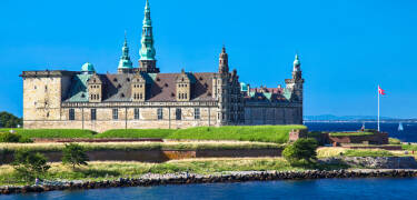 Kronborgs slott, som finns med på UNESCO:s världsarvslista, ligger bara en kort bilresa bort.