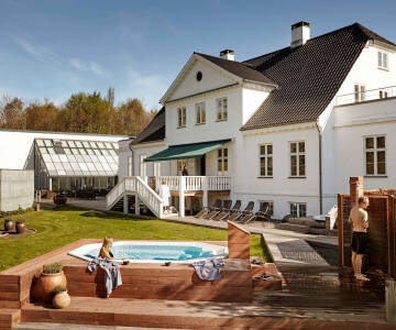 Slap af og lad op i hotellets berømte spa- og wellnessområde med beroligende behandlinger og udendørs boblebade.