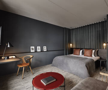 Nyd de indbydende værelser i nordisk stil med superkomfortable senge og et roligt, moderne design.