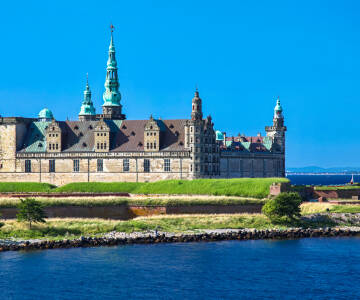 Kronborgs slott, som finns med på UNESCO:s världsarvslista, ligger bara en kort bilresa bort.