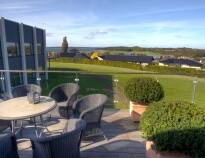 Fra hotellets forskjellige terrasser er det utsikt til grønne omgivelser og den idylliske fjorden.