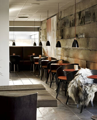 Nyd atmosfæren med et spændende udvalg af drinks i hotellets hyggelige bar og lounge.