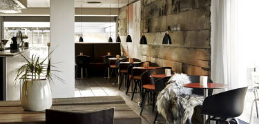 Nyd atmosfæren med et spændende udvalg af drinks i hotellets hyggelige bar og lounge.