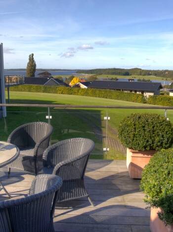 Från hotellets uteplatser är det utsikt över de gröna omgivningarna och den vackra fjorden.