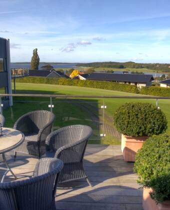 Från hotellets uteplatser är det utsikt över de gröna omgivningarna och den vackra fjorden.