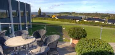 Fra hotellets forskellige terrasser er der udsigt til grønne omgivelser og den idylliske fjord.