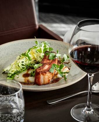 Spis en god middag i hotellets restaurant og nyd et glas vin i dejlige omgivelser.