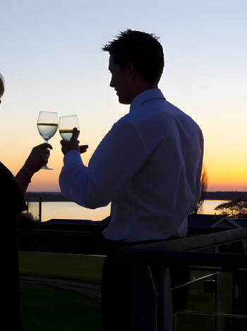 Dette 4-stjernede hotel ligger ved Roskilde Fjord med en smuk udsigt over vandet.