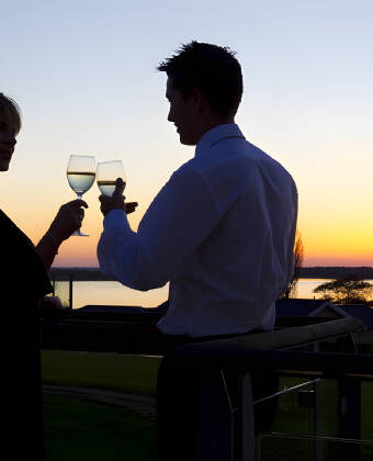 Dette 4-stjernede hotel ligger ved Roskilde Fjord med en smuk udsigt over vandet.