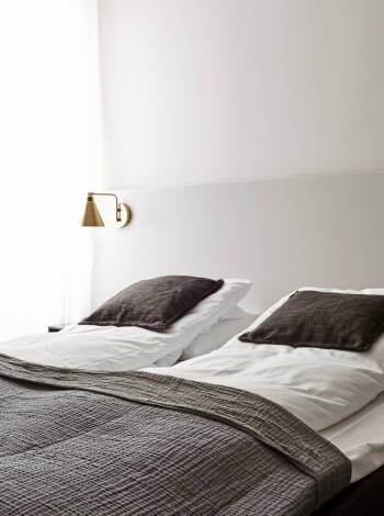 Hotellets rum är funktionellt och smakfullt inredda, alla har eget badrum och vissa har utsikt över Roskilde-fjorden.