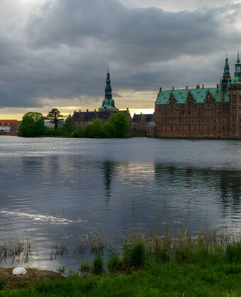 Besök vackra Frederiksborg Slott i Hillerød och upplev 500 år av Danmarks fantastiska historia.