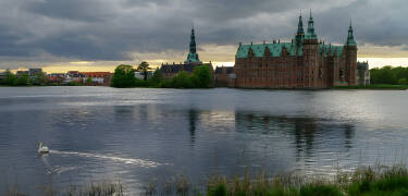 Besök vackra Frederiksborg Slott i Hillerød och upplev 500 år av Danmarks fantastiska historia.