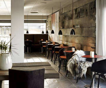 Nyt atmosfæren med et spennende utvalg av drinker i hotellets hyggelige bar og lounge.