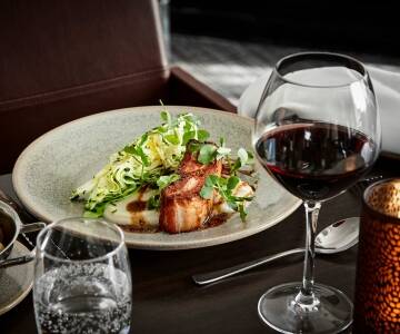 Spis en god middag i hotellets restaurant og nyd et glas vin i dejlige omgivelser.