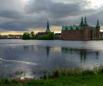 Besök vackra Frederiksborg Slott i Hillerød och upplev 500 år av Danmarks fantastiska historia.