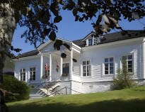 Willkommen im Fjordslottet Hotell - einem historischen Ort mit einer ganz besonderen Atmosphäre.