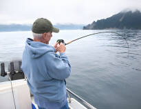 Det er mye å finne på når dere sjekker inn på Fjordslottet Hotell, men stille fisketurer med stang går også an.
