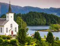 Tilbring nogle hyggelige feriedage på en lille ø mellem fjord og fjeld i det norske Vestland.