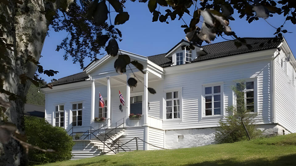Velkommen til Fjordslottet Hotell – et historisk sted med en helt speciel atmosfære.