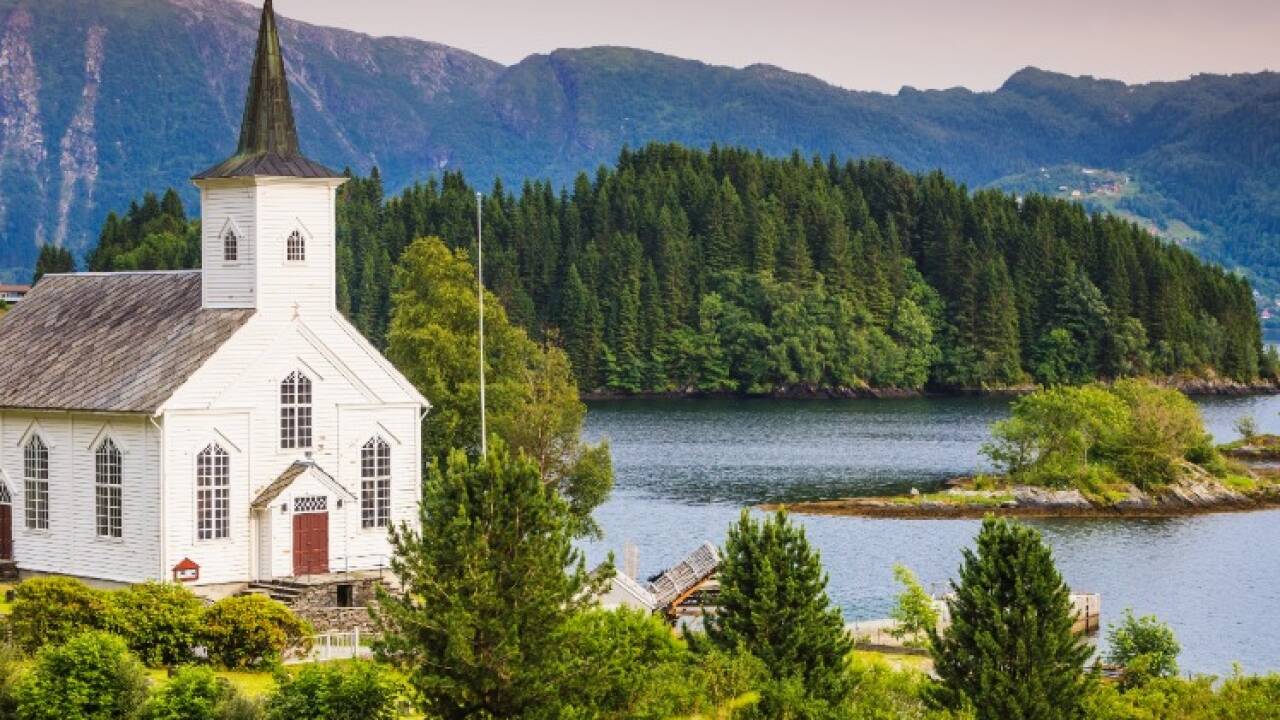 Tilbring nogle hyggelige feriedage på en lille ø mellem fjord og fjeld i det norske Vestland.
