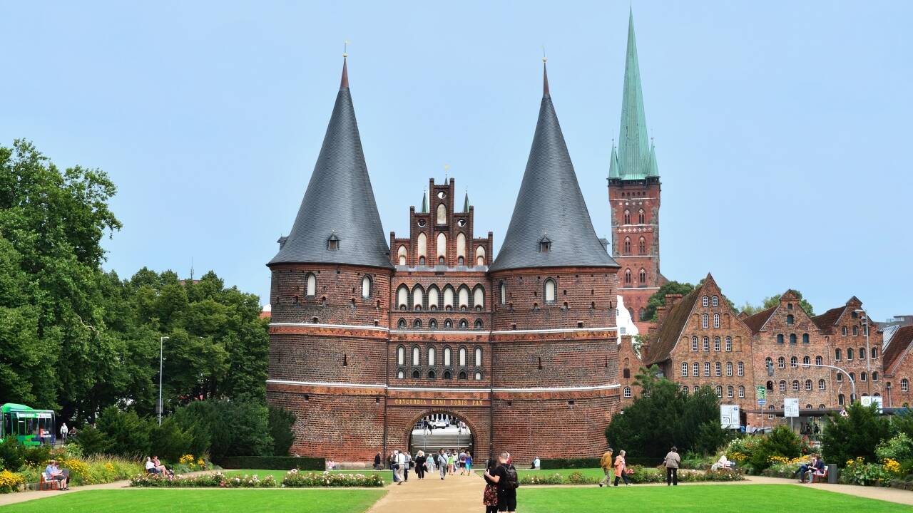 Handlebyen Lübeck ligger ca. 30 km fra hotellet og her kan dere bl.a. se byporten, Holstentor, og den historiske bydelen