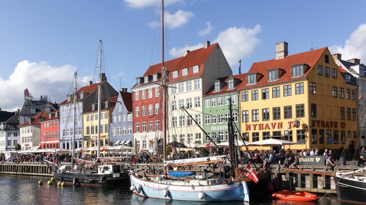 Opplev en fantastisk utflukt med shopping og sightseeing i København og nyt for eksempel stemningen i Nyhavn.