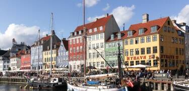 Machen Sie einen tollen Shopping- und Sightseeing-Ausflug nach Kopenhagen und genießen Sie unter anderem die Atmosphäre in Nyhavn.