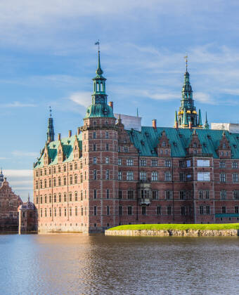 I Hillerød kan du oppleve Frederiksborg slott, som huser et spennende nasjonalt historisk museum og har fantastiske barokkhager.
