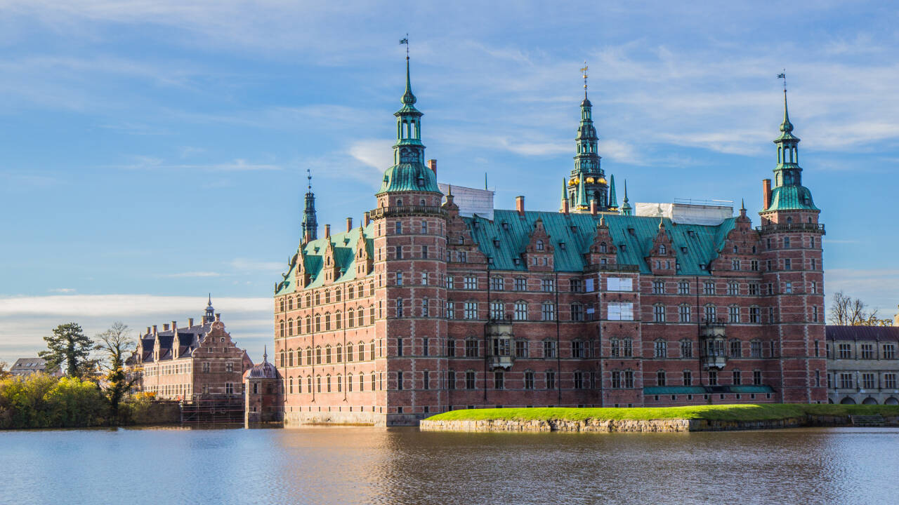 In Hillerød können Sie das Schloss Frederiksborg erleben, das ein spannendes nationales Geschichtsmuseum beherbergt und fantastische Barockgärten besitzt.