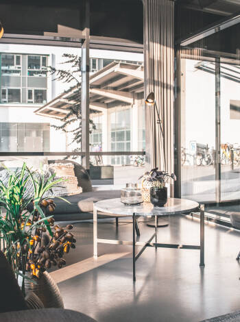 Upplev den eleganta skandinaviska designen i hotellets eleganta bar och gemensamma utrymmen.