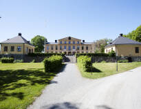 Kliv in i en historiska miljö från 1600-talet och njut av en härlig vistelse på Krusenberg Herrgård.