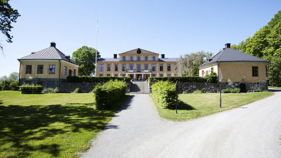 Kliv in i en historiska miljö från 1600-talet och njut av en härlig vistelse på Krusenberg Herrgård.