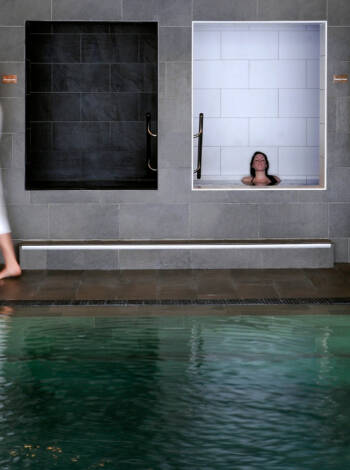 Njut av wellness med 6 pooler, 3 bastus, relaxrum, träningsfaciliteter och möjlighet till behandlingar.