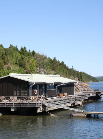 Sommartid kan ni njuta av hotellet privata strand och båtbrygga.