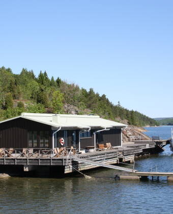 Im Sommer können Sie an der hoteleigenen Strand- und Badebrücke schwimmen.