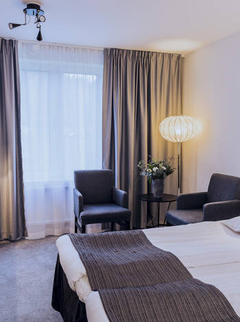 Hotellet har rymliga rum i ljus och fin skandinavisk stil.