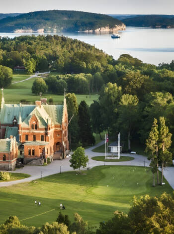 Gör en dagstur till Torreby slott, Bohusläns enda slott. Här finns även en golfbana med 9- hål för alla golfälskare.