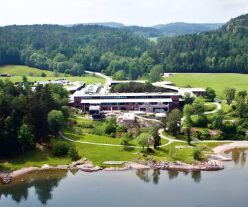 Bo mitt i Bohusläns vackra natur precis vid Gullmarsfjorden, en 25 kilometer lång fjord med fantatiska vyer.
