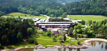 Bo mitt i Bohusläns vackra natur precis vid Gullmarsfjorden, en 25 kilometer lång fjord med fantatiska vyer.