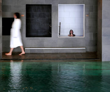 Nyd hele 6 swimmingpools, saunaer og dampbad, afslapningsrum og spabehandlinger samt et udvalg af fitnessfaciliteter.