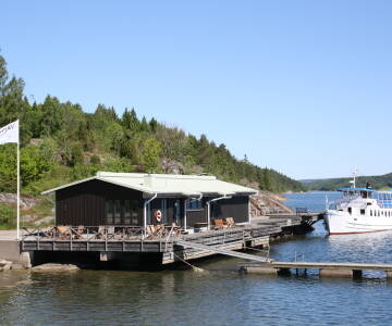 Om sommeren kan I bade ved hotellets private strand og badebro.