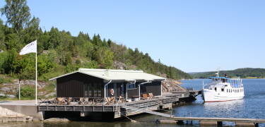 Sommartid kan ni njuta av hotellet privata strand och båtbrygga.
