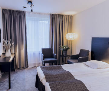 Hotellet har romslige rom i lyse og fine farger