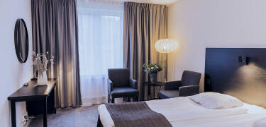 Hotellet har rymliga rum i ljus och fin skandinavisk stil.