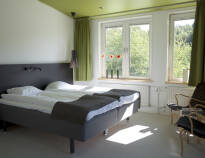 Hotellets værelser er lyse og rummelige og stilfuldt indrettet i skandinavisk stil.