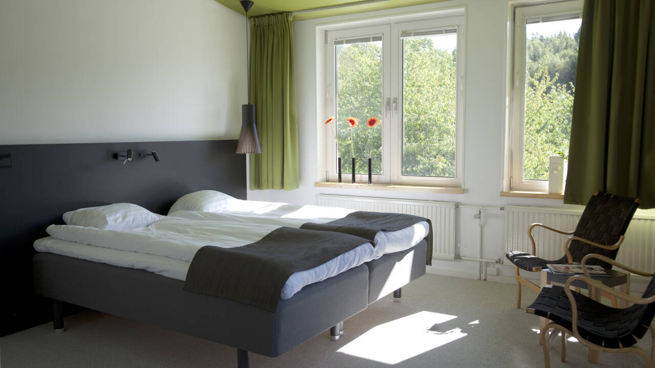 Hotellets værelser er lyse og rummelige og stilfuldt indrettet i skandinavisk stil.