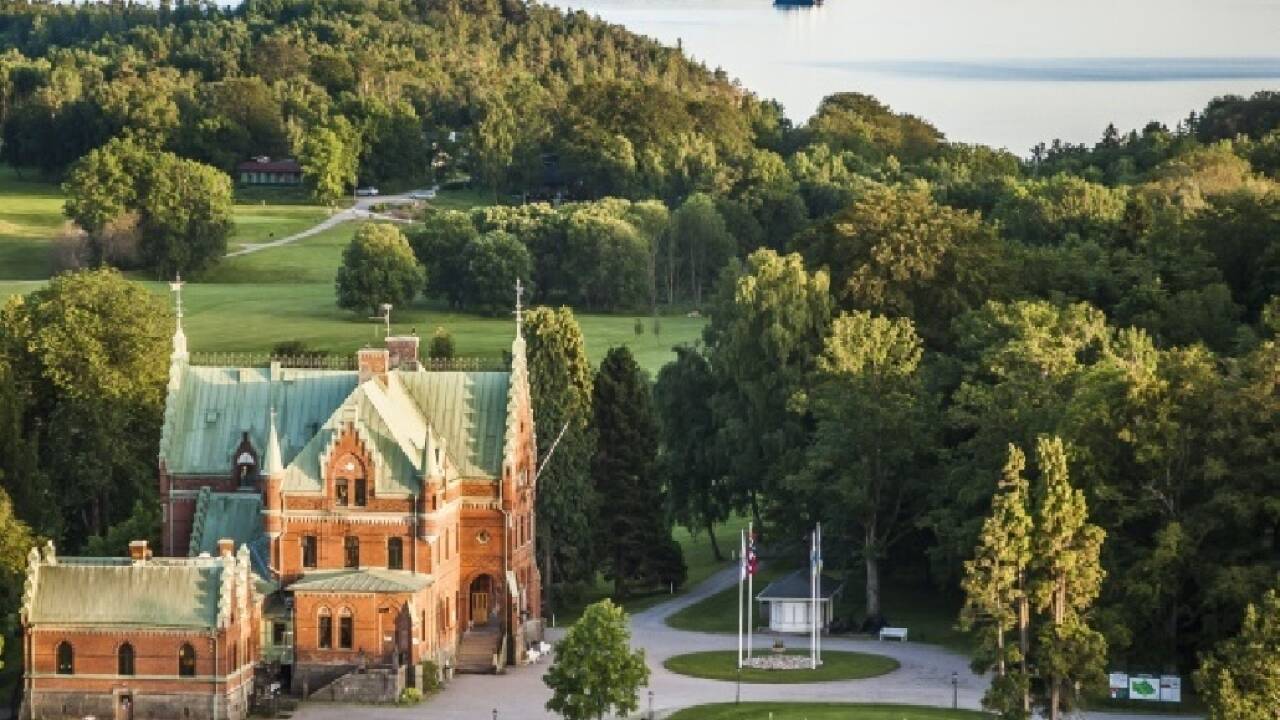 Ta en dagstur til Torreby slott, Bohusläns eneste slott. Her er en golfbane med 9 hull.