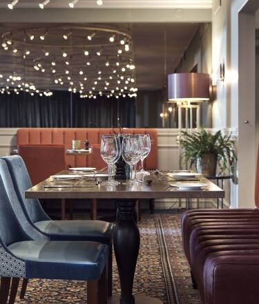 Smaka på läcker mat och i hotellets inbjudande restaurang.