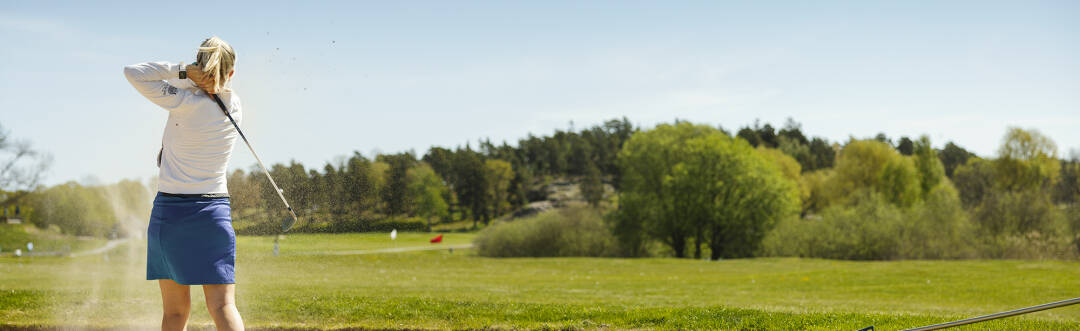Spela en runda eller två på Fågelbro Säteri Golf & Country Club vid sidan av hotellet.