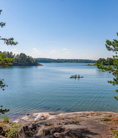 Koppla av och njut av den friska luften i det natursköna landskapet som omger Fågelbro Säteri.